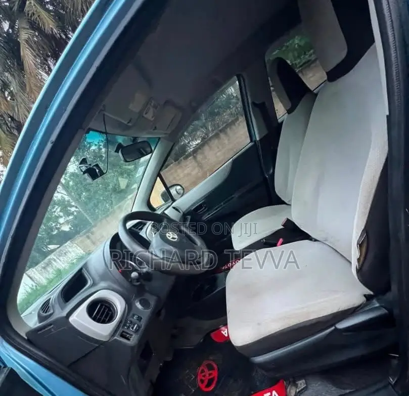 Toyota Vitz 1.3 AWD 5dr 2012 Blue