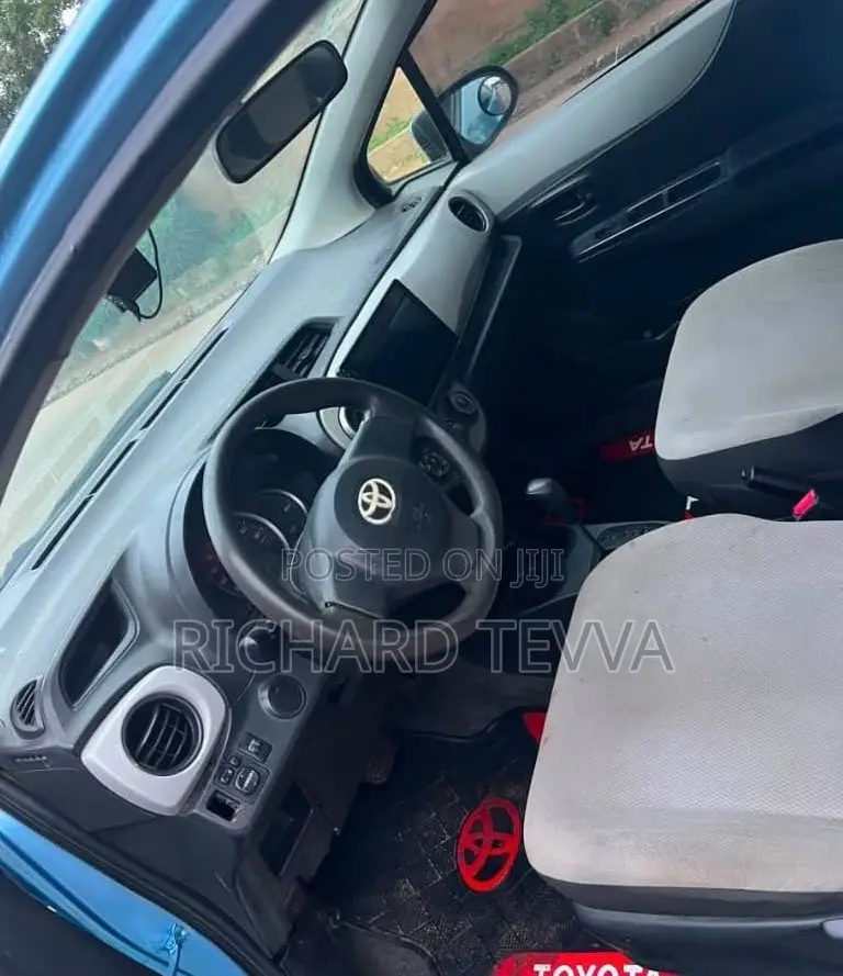 Toyota Vitz 1.3 AWD 5dr 2012 Blue