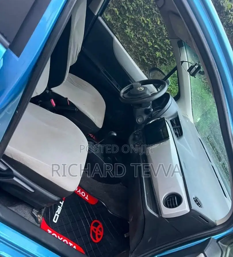 Toyota Vitz 1.3 AWD 5dr 2012 Blue