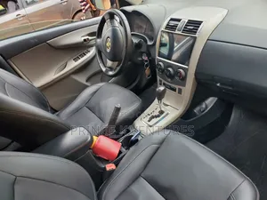 Toyota Corolla Base 4dr Sedan (1.8L 4cyl 5M) 2010 White