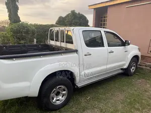 Toyota Hilux 2013 White