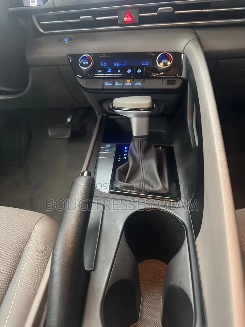 Hyundai Elantra SEL 2024 Gray