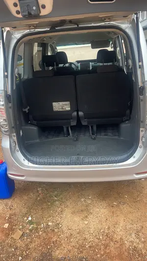 Toyota Voxy V 4WD 8-Seater 2012 Silver