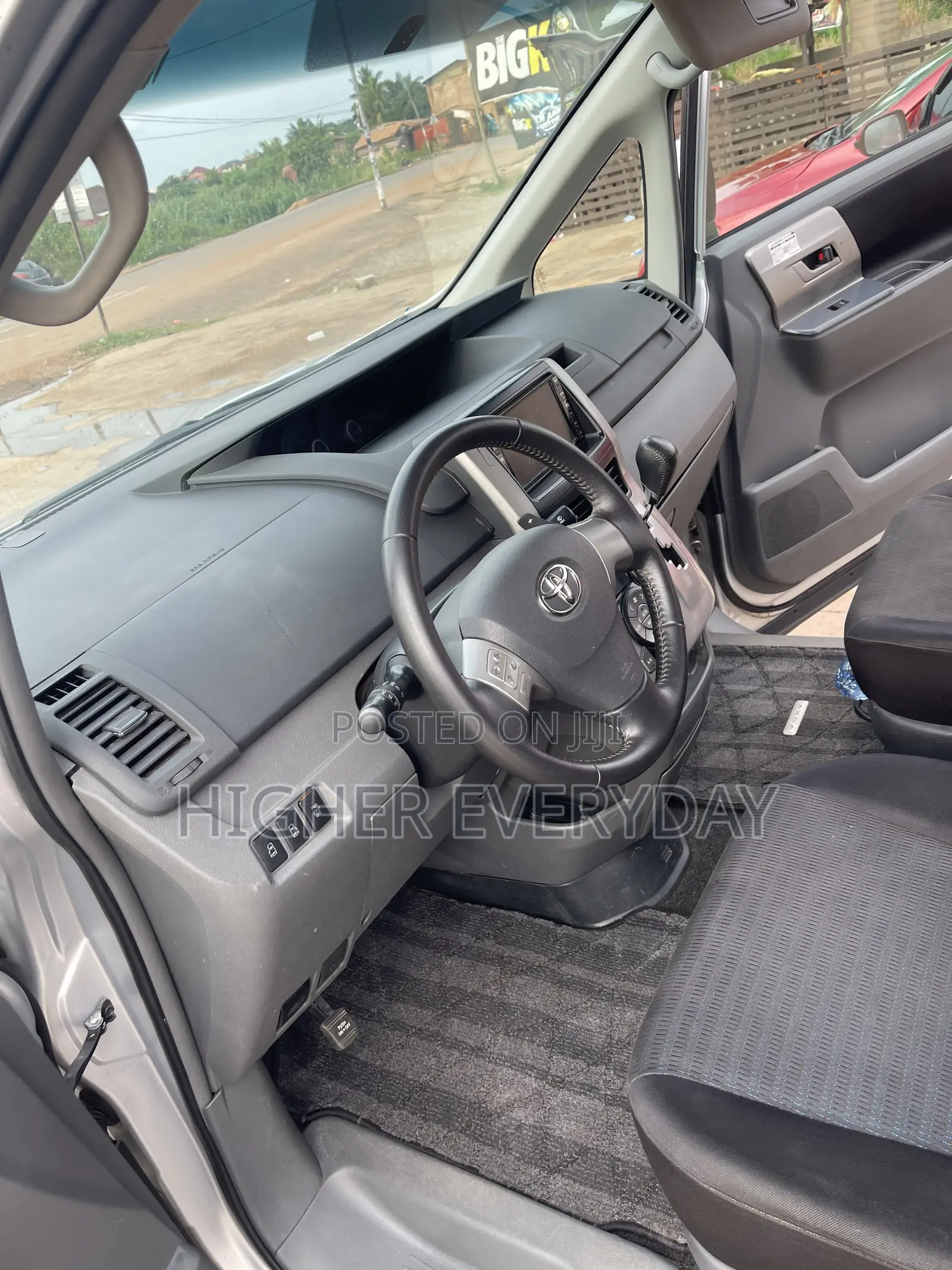 Toyota Voxy V 4WD 8-Seater 2012 Silver