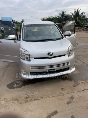 Toyota Voxy V 4WD 8-Seater 2012 Silver