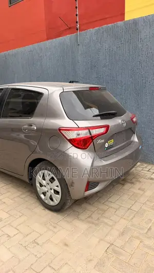 Toyota Vitz 1.3 FWD 5dr 2017 Gold