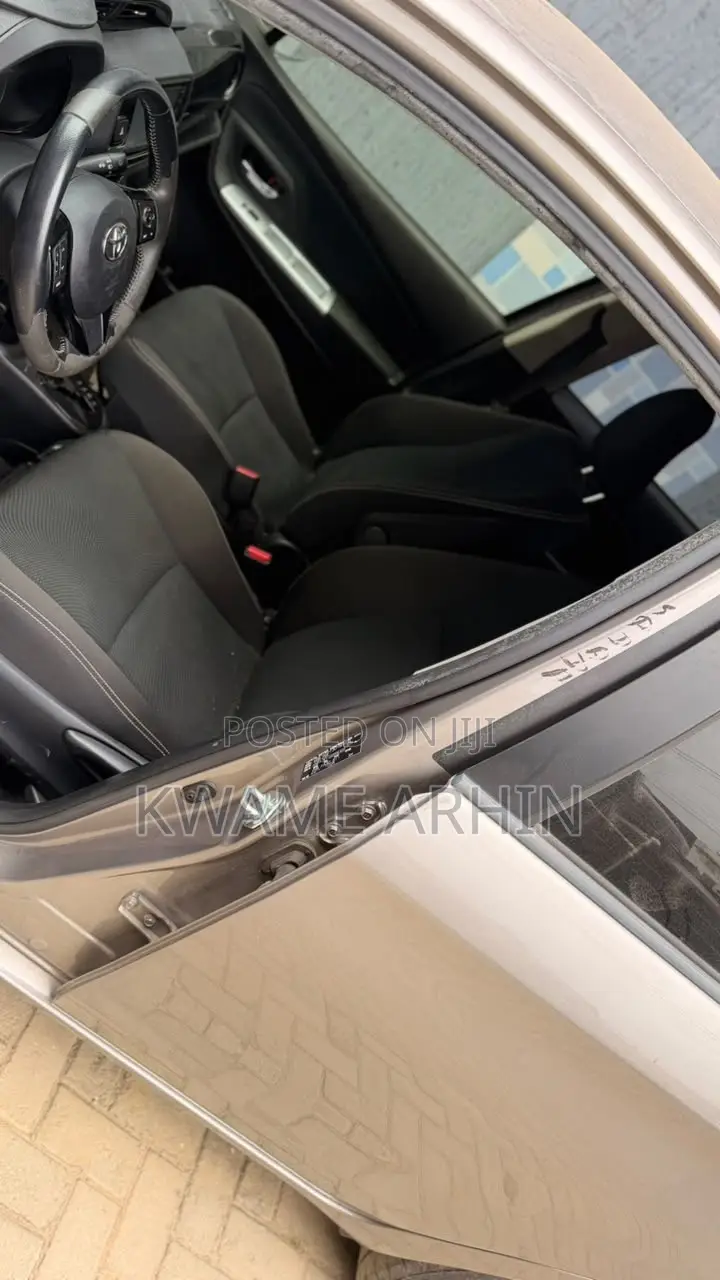Toyota Vitz 1.3 FWD 5dr 2017 Gold