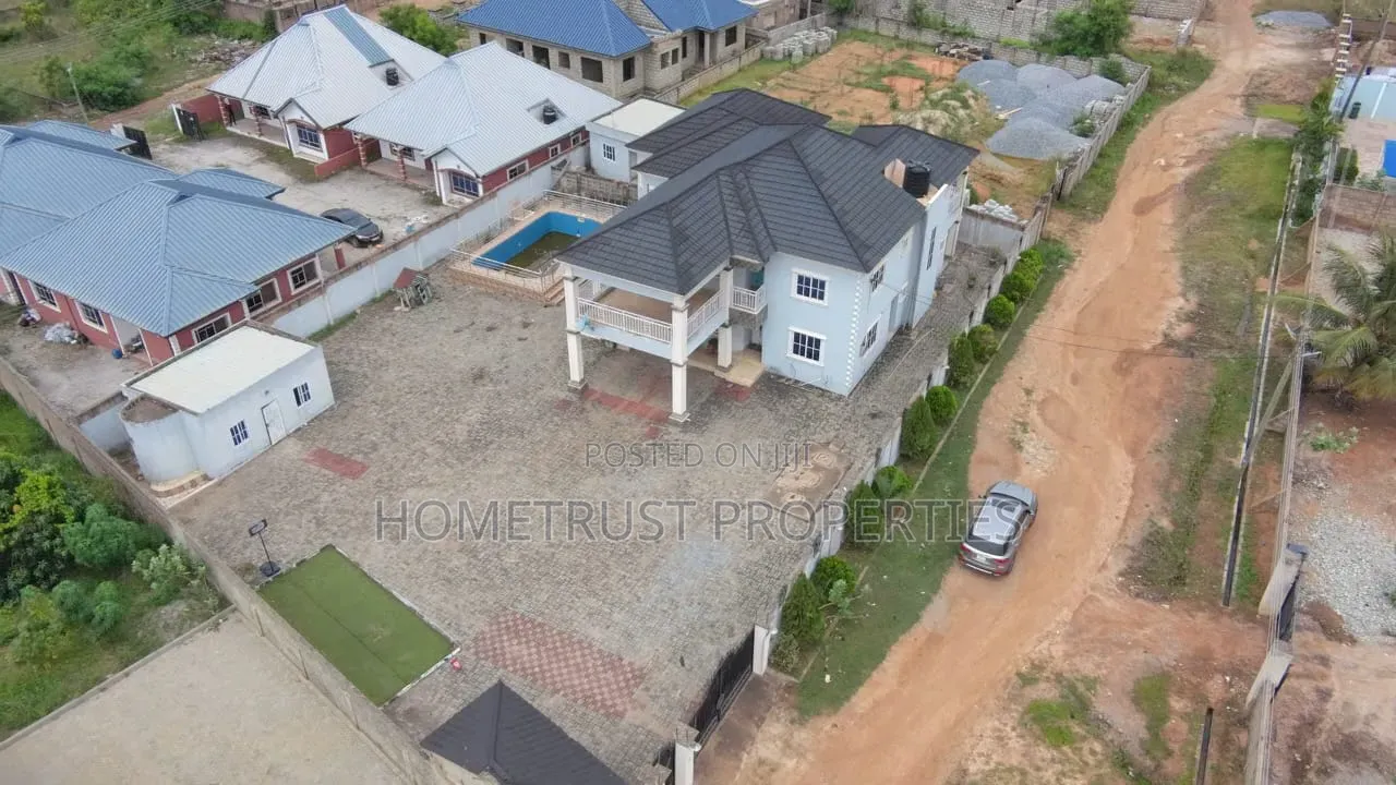 5bdrm Duplex in Achimota Tantra, Mile 7 for sale