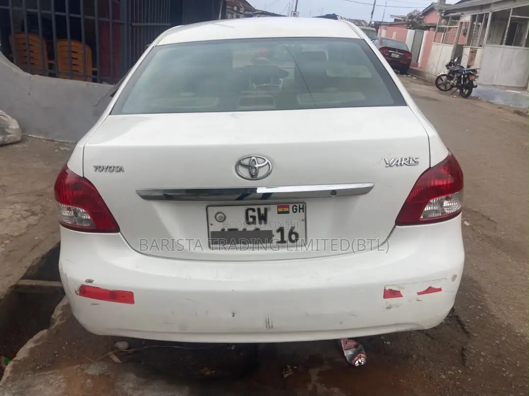 Toyota Yaris Base Sedan 4dr 2010 White