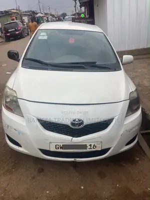 Toyota Yaris Base Sedan 4dr 2010 White