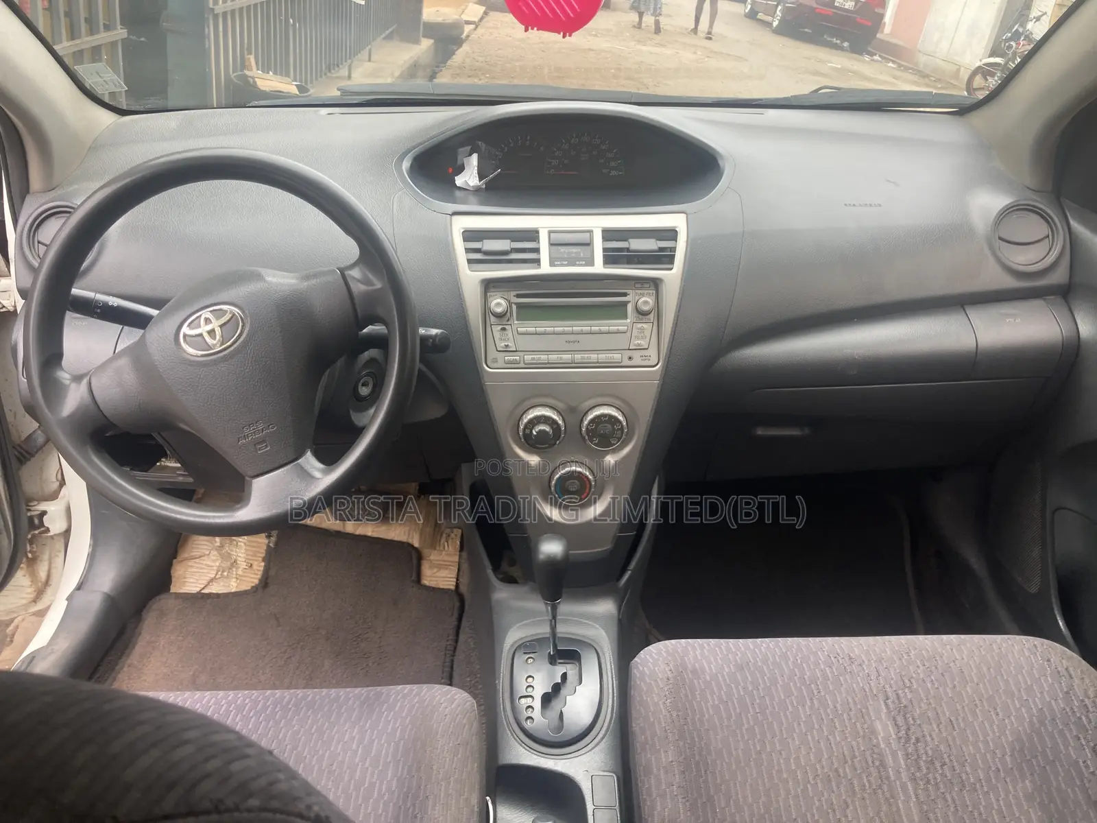 Toyota Yaris Base Sedan 4dr 2010 White