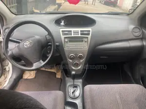 Toyota Yaris Base Sedan 4dr 2010 White