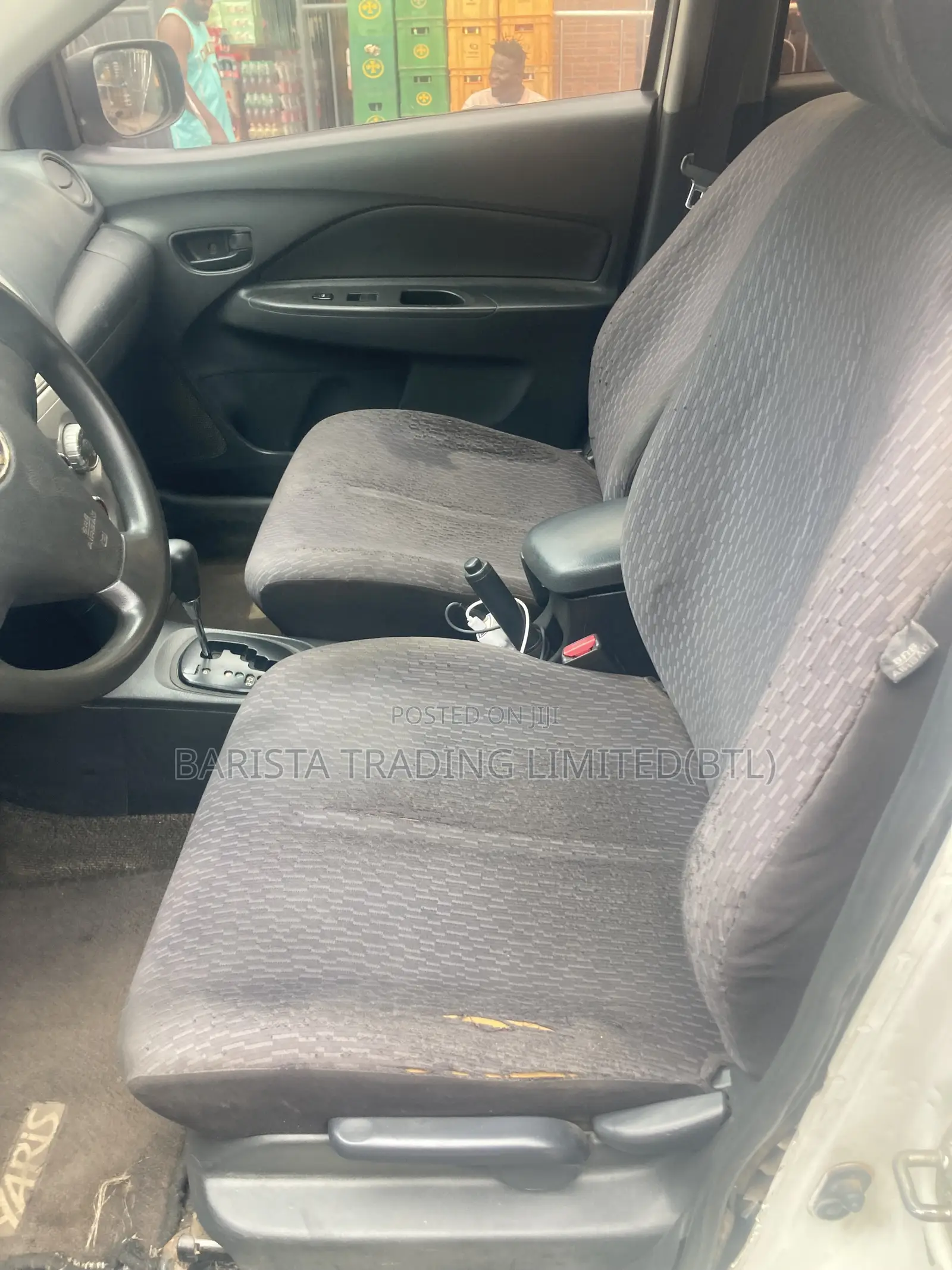 Toyota Yaris Base Sedan 4dr 2010 White