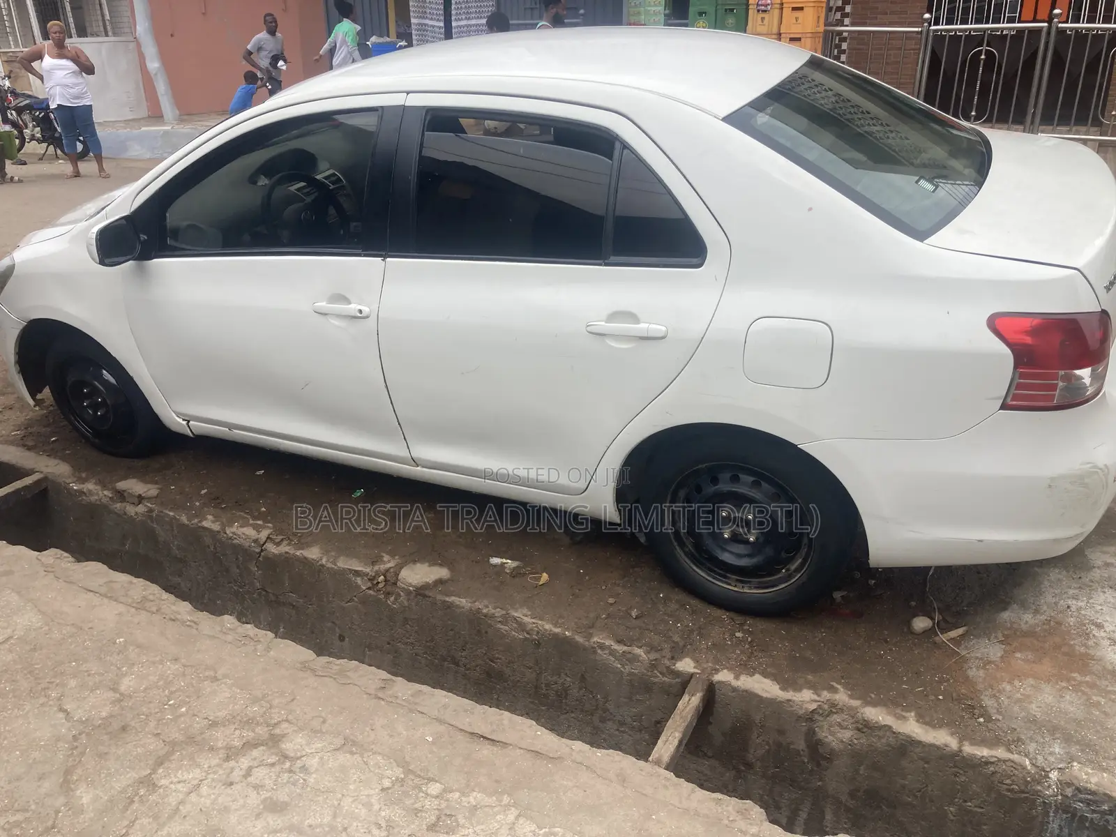 Toyota Yaris Base Sedan 4dr 2010 White