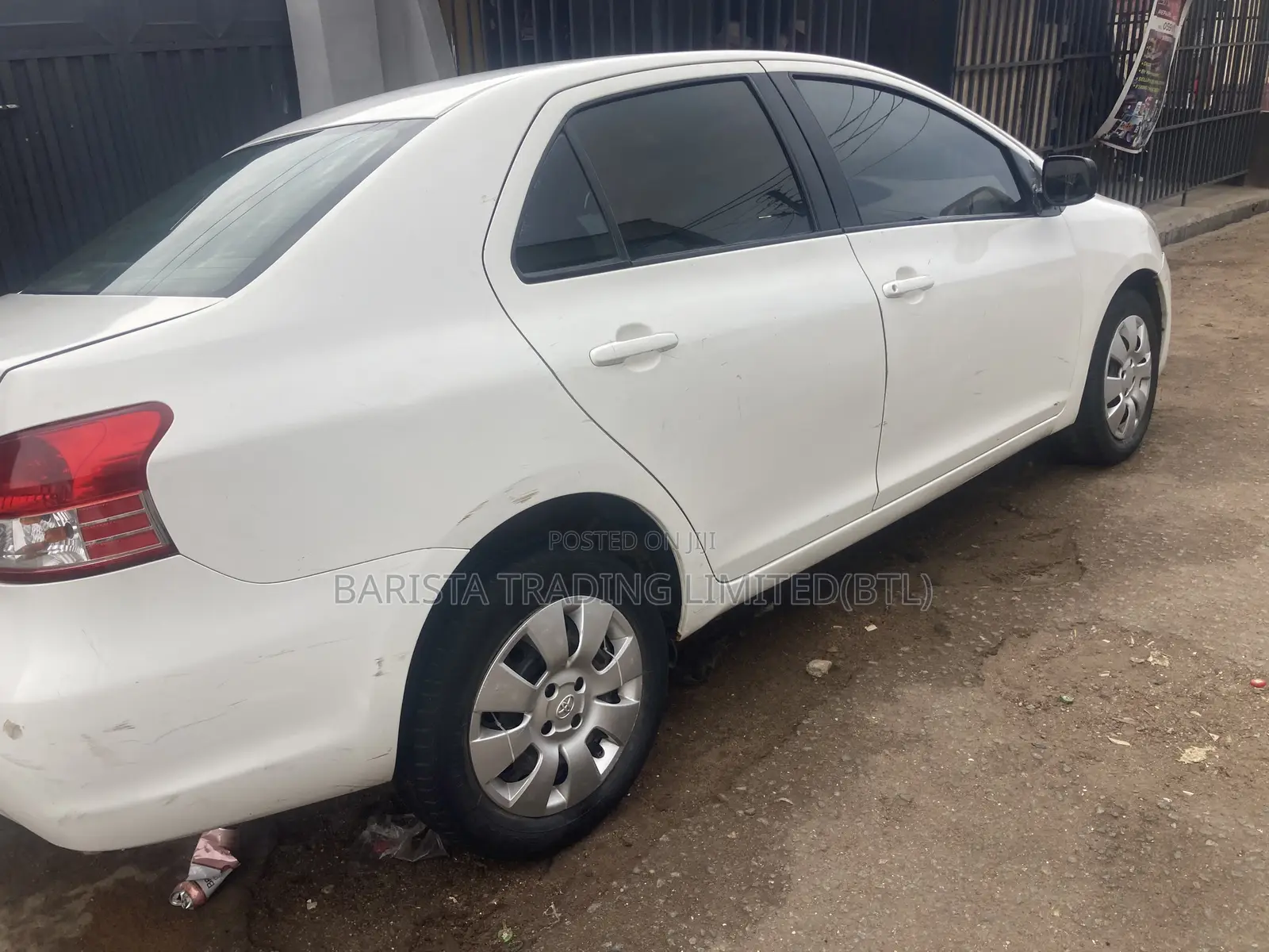 Toyota Yaris Base Sedan 4dr 2010 White