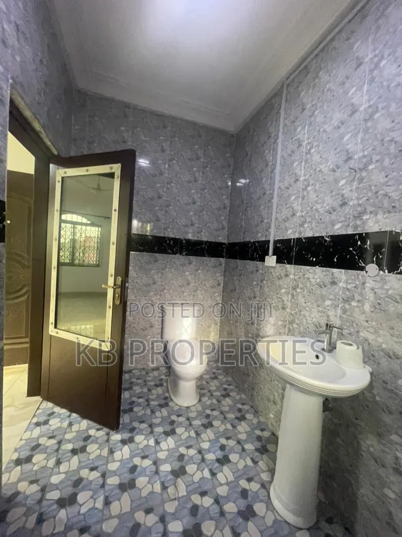 4bdrm House in Kb Properties, Baatsona Total for rent