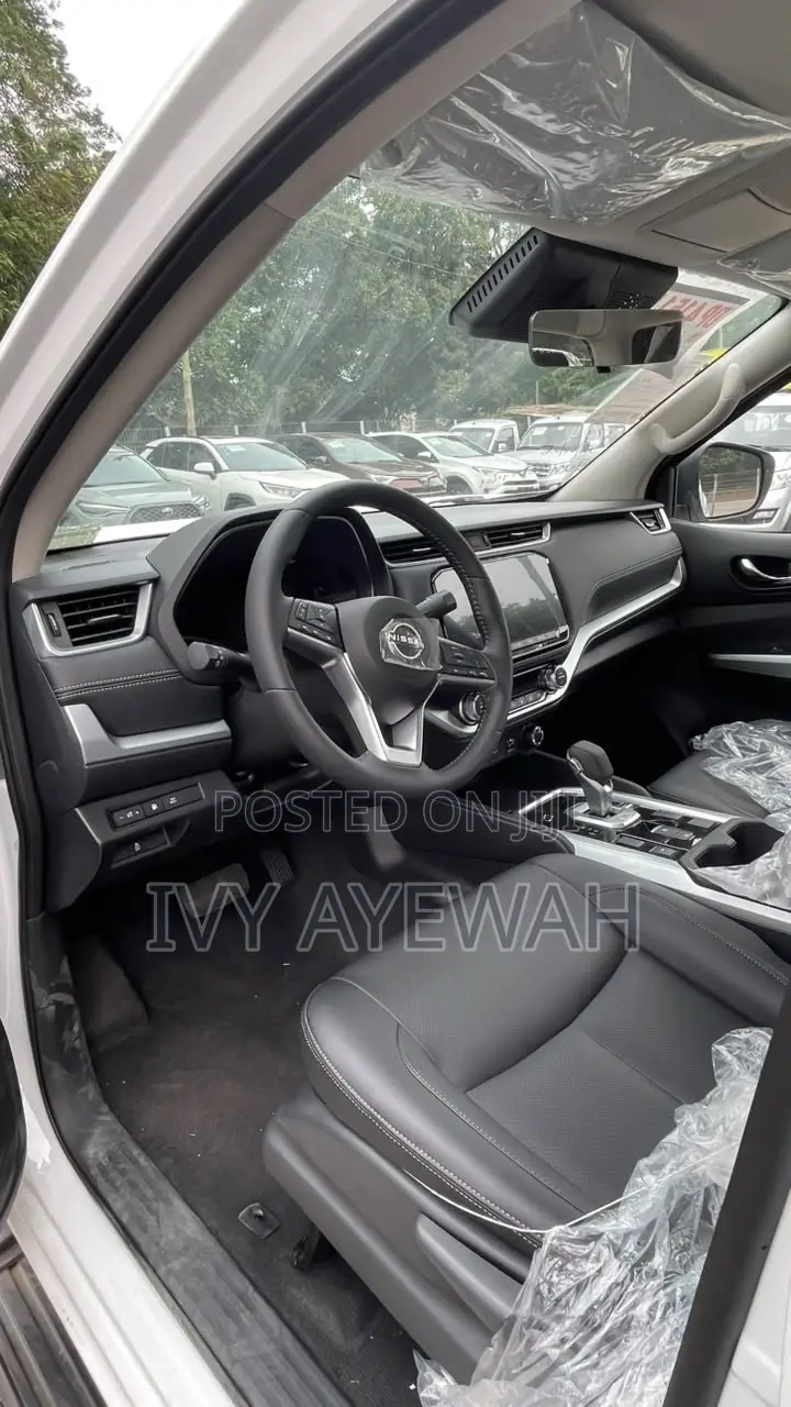 New Nissan Navara 2025 White