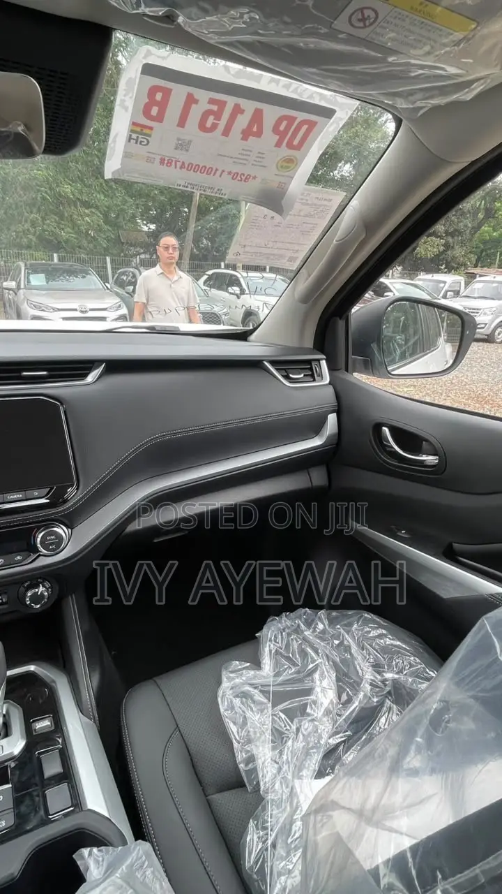 New Nissan Navara 2025 White