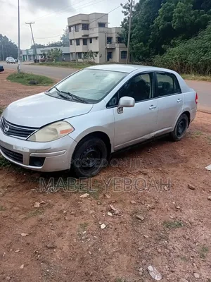 Nissan Versa 2011 Silver