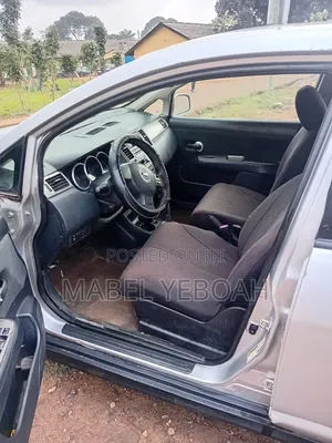 Nissan Versa 2011 Silver