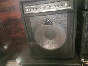Behringer ULTRABASS 300W Bass Guitar Combo Amp - 15" Speaker