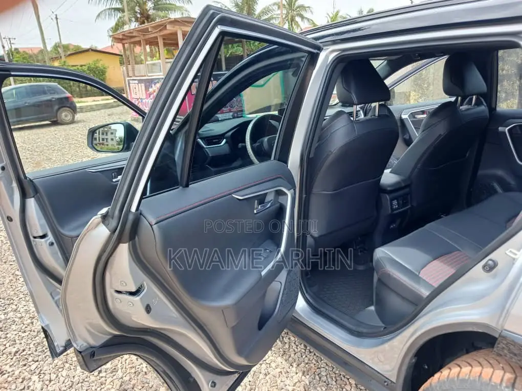 Toyota RAV4 2024 Silver