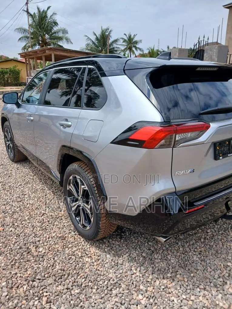 Toyota RAV4 2024 Silver