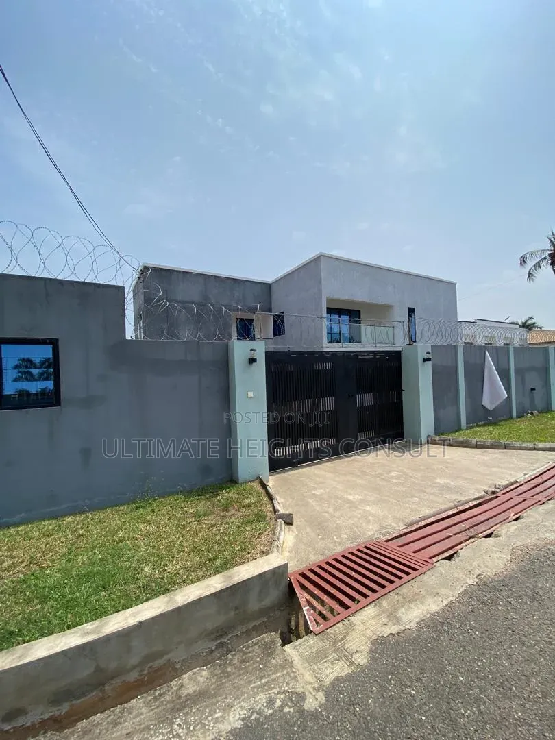 5bdrm House in Labone, Coffee Shop Area for rent