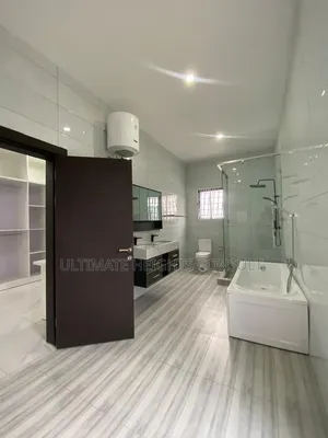 5bdrm House in Labone, Coffee Shop Area for rent