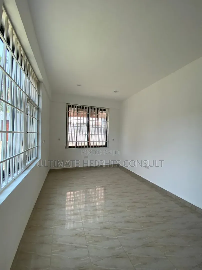 5bdrm House in Labone, Coffee Shop Area for rent