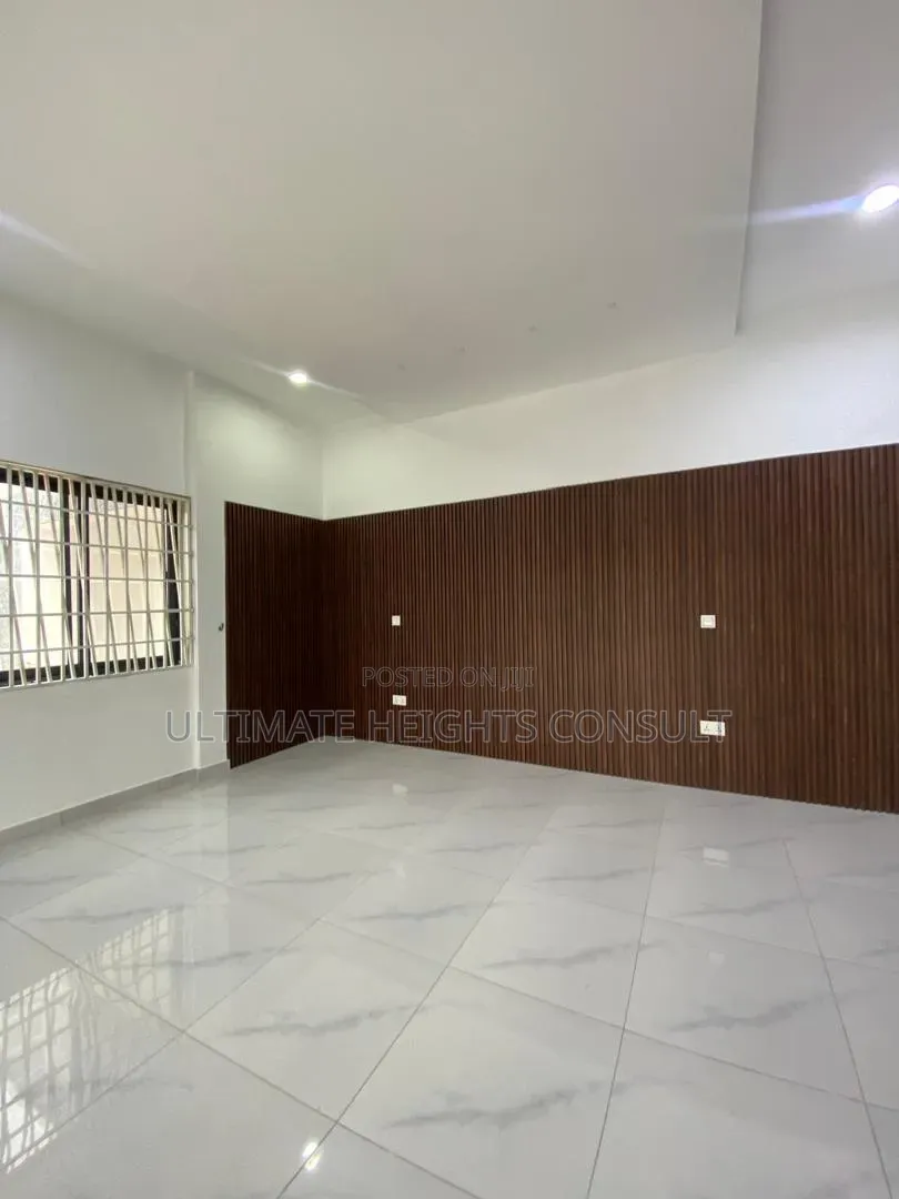 5bdrm House in Labone, Coffee Shop Area for rent