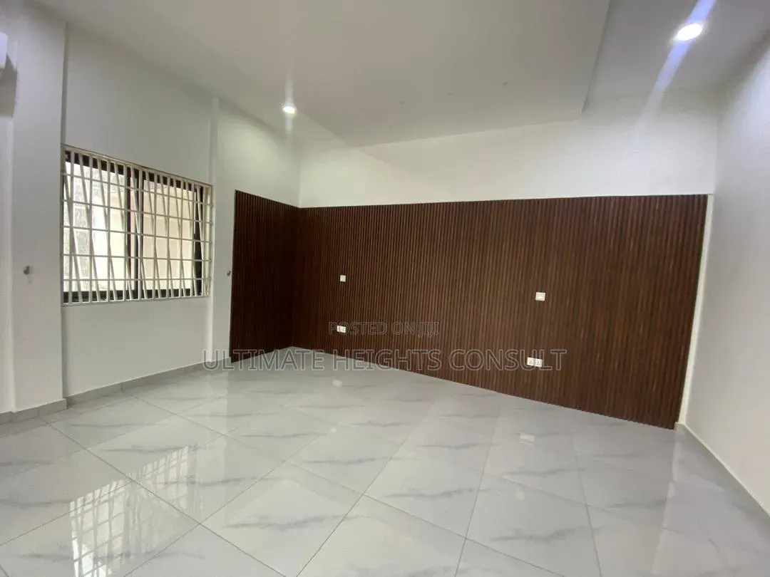 5bdrm House in Labone, Coffee Shop Area for rent