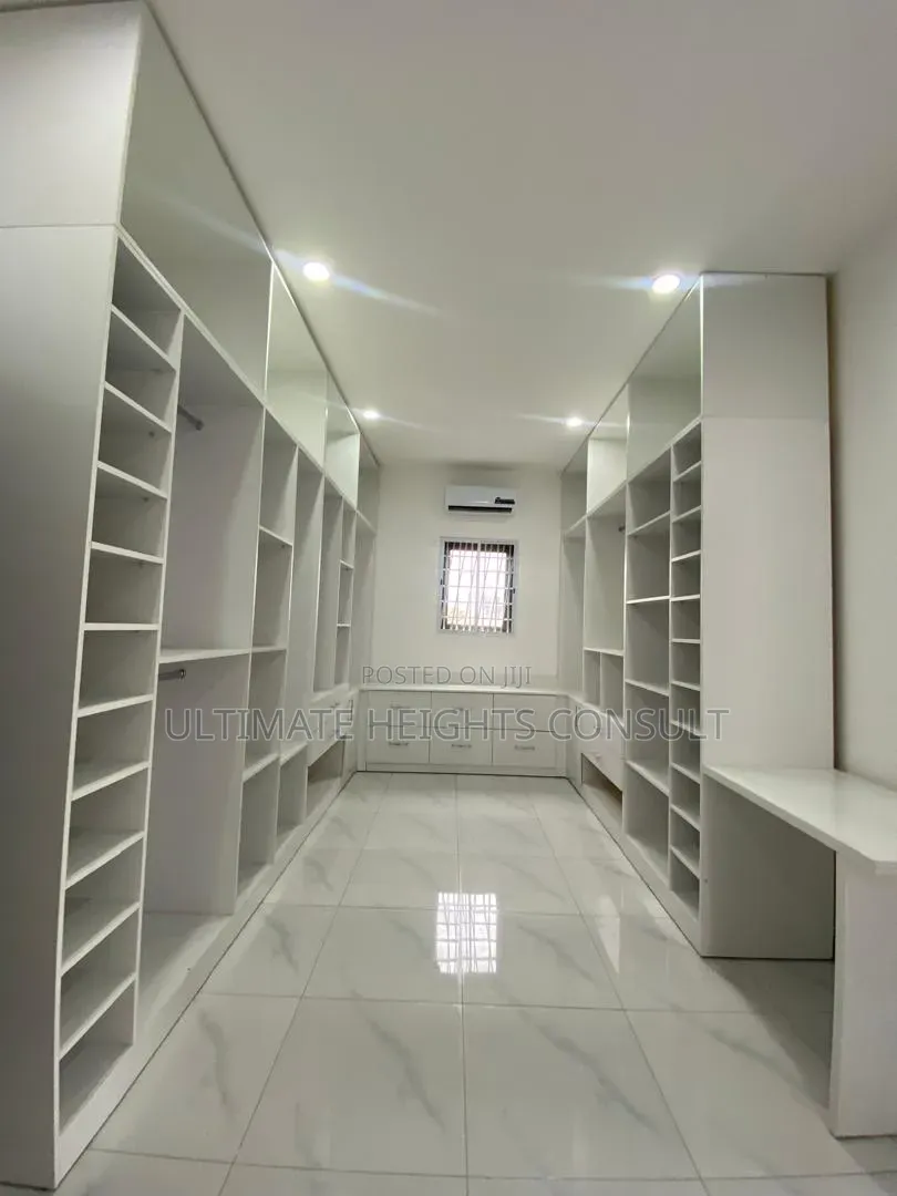 5bdrm House in Labone, Coffee Shop Area for rent