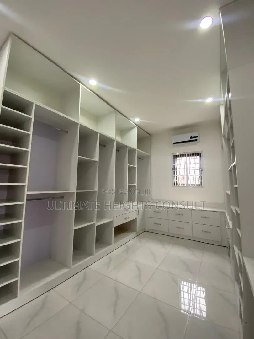 5bdrm House in Labone, Coffee Shop Area for rent