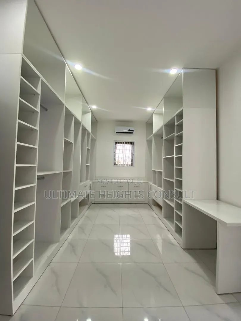 5bdrm House in Labone, Coffee Shop Area for rent