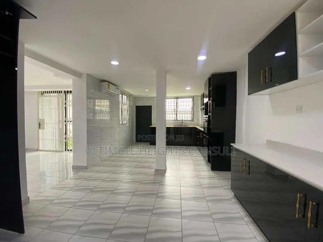 5bdrm House in Labone, Coffee Shop Area for rent