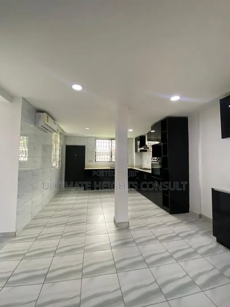 5bdrm House in Labone, Coffee Shop Area for rent