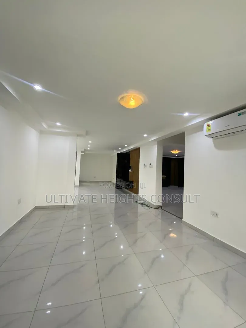 5bdrm House in Labone, Coffee Shop Area for rent