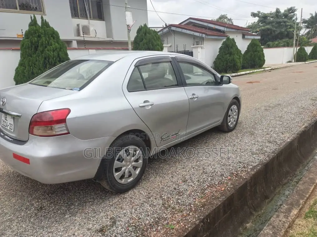 Toyota Belta 2010 Silver
