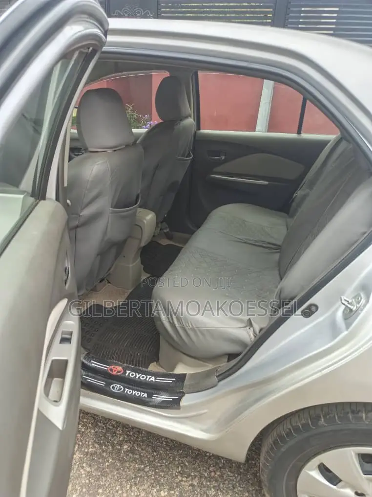 Toyota Belta 2010 Silver