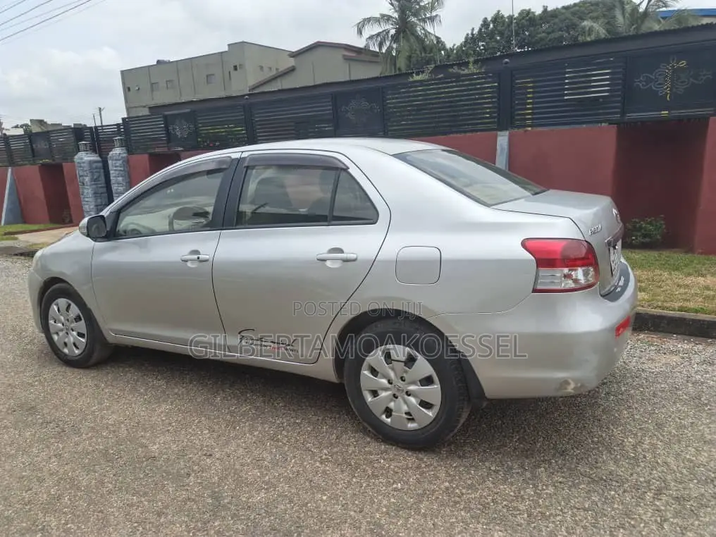 Toyota Belta 2010 Silver