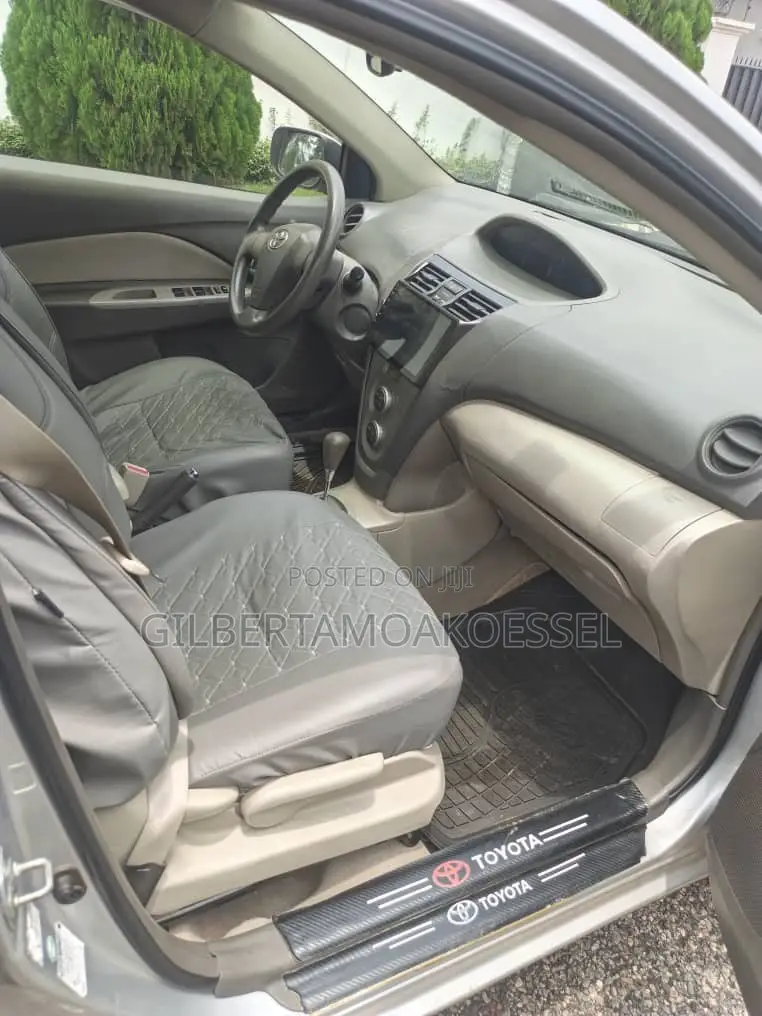 Toyota Belta 2010 Silver