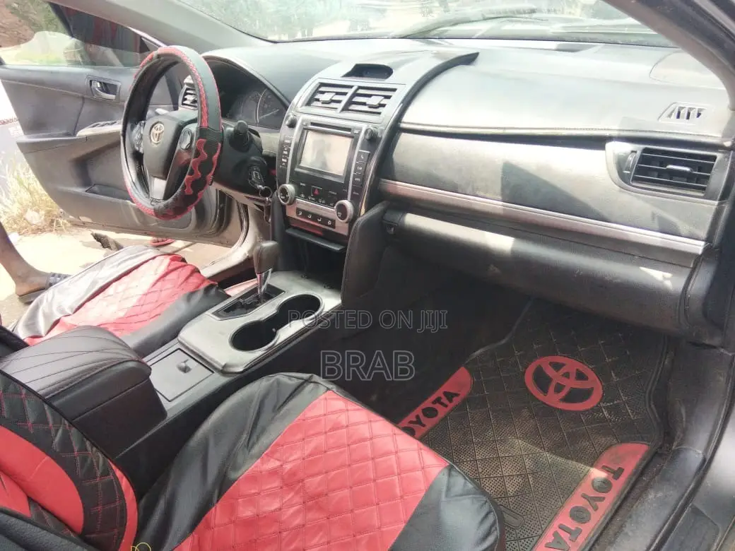 Toyota Camry SE 4dr Sedan (2.5L 4cyl 6A) 2014 Gray