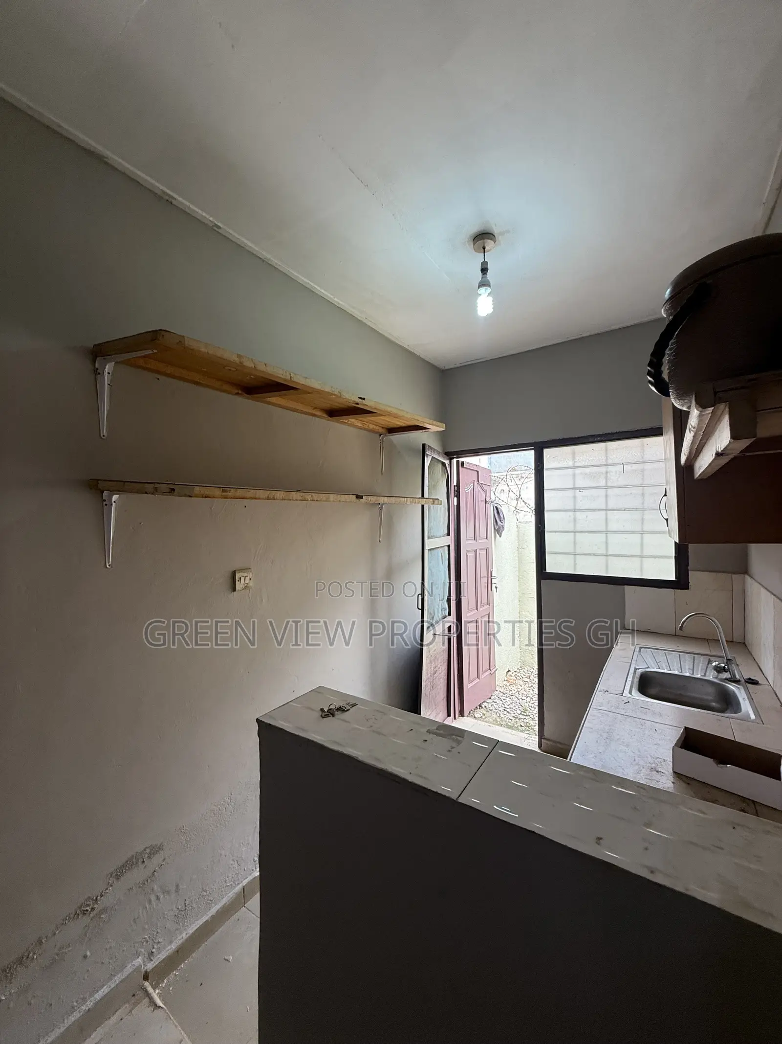 1bdrm Apartment in West Hills Mall Area for rent