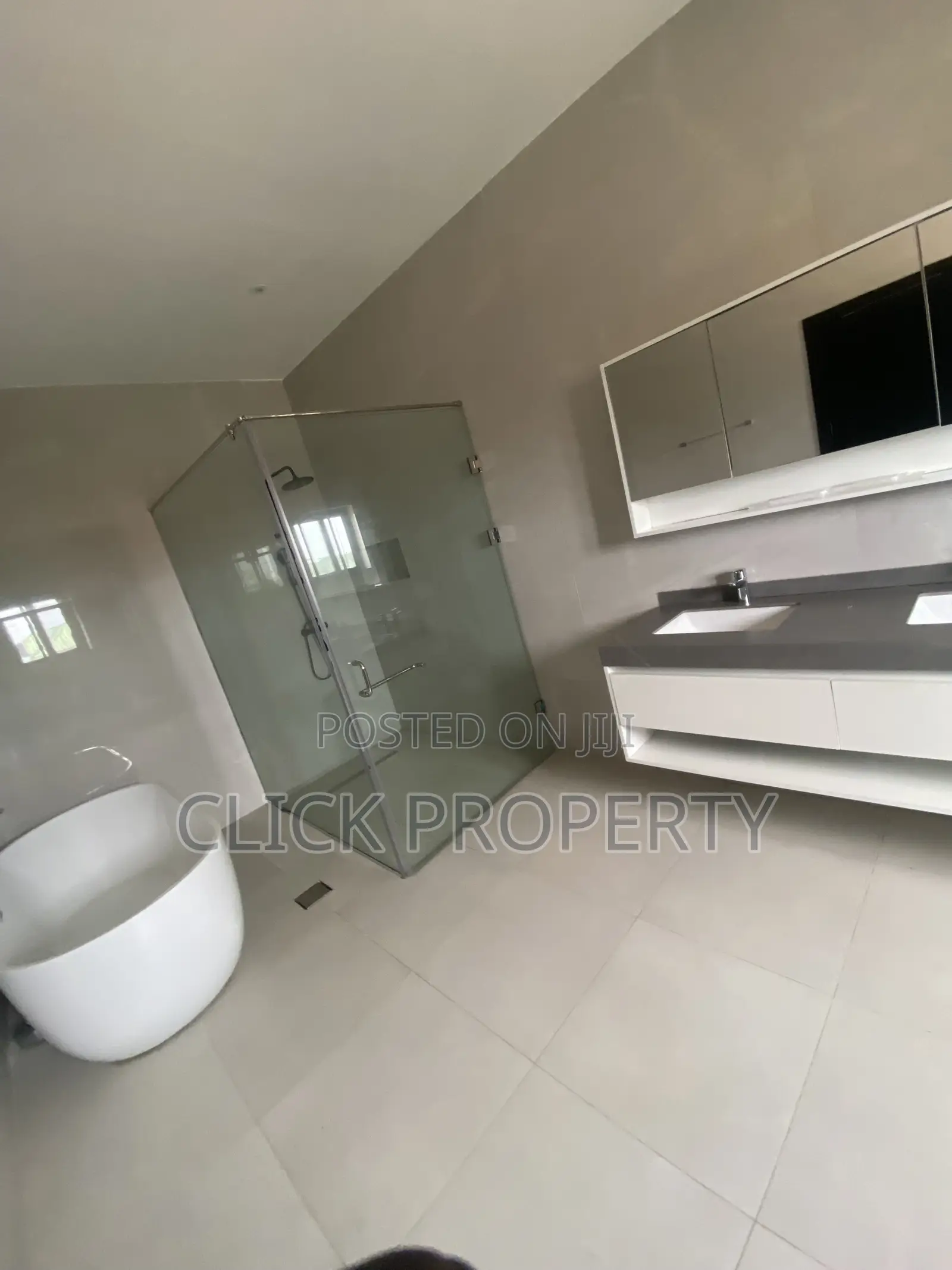 5bdrm House in American House, East Legon for rent