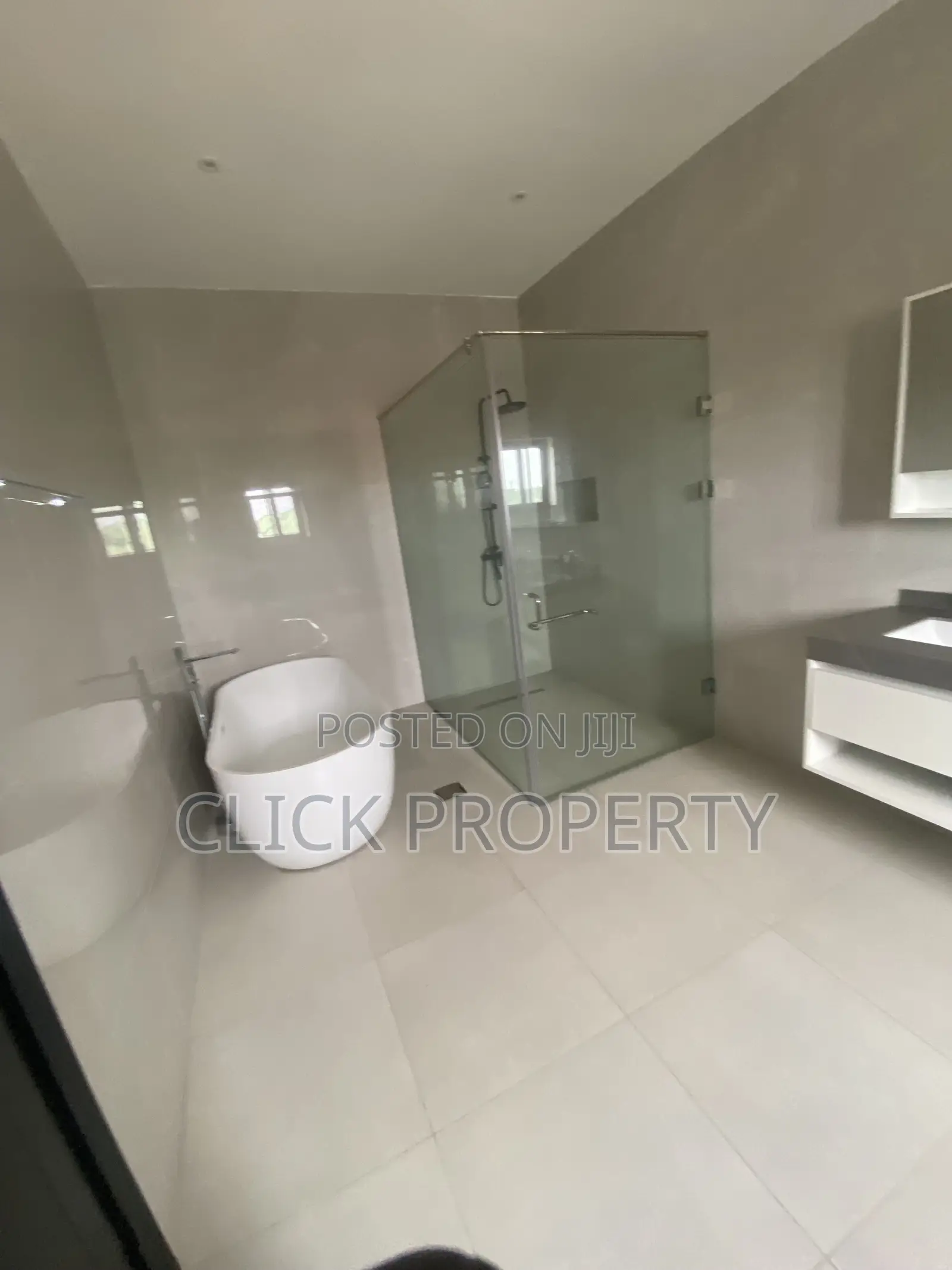 5bdrm House in American House, East Legon for rent