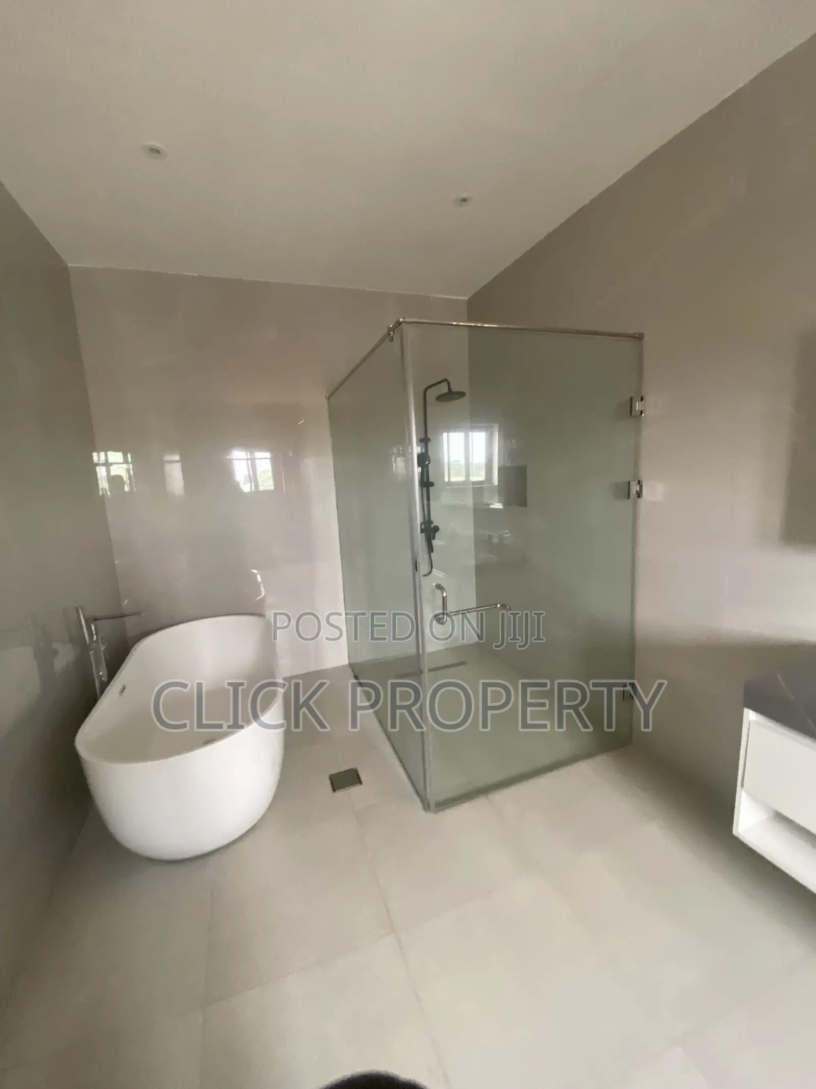 5bdrm House in American House, East Legon for rent