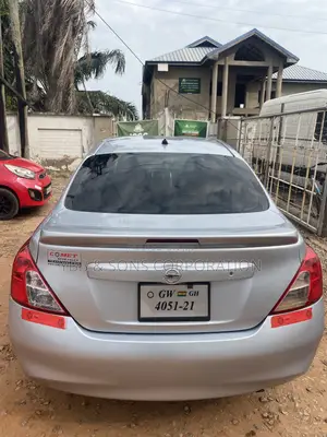 Nissan Versa 2013 Silver