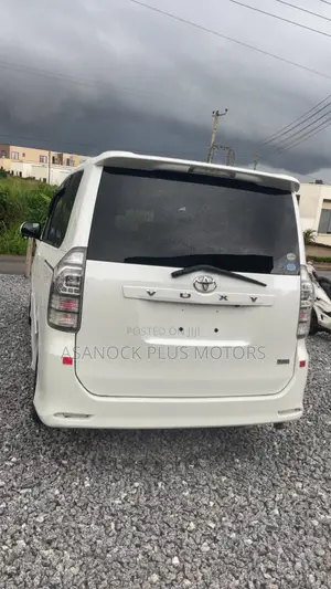 Toyota Voxy V 2WD 8-Seater 2010 White