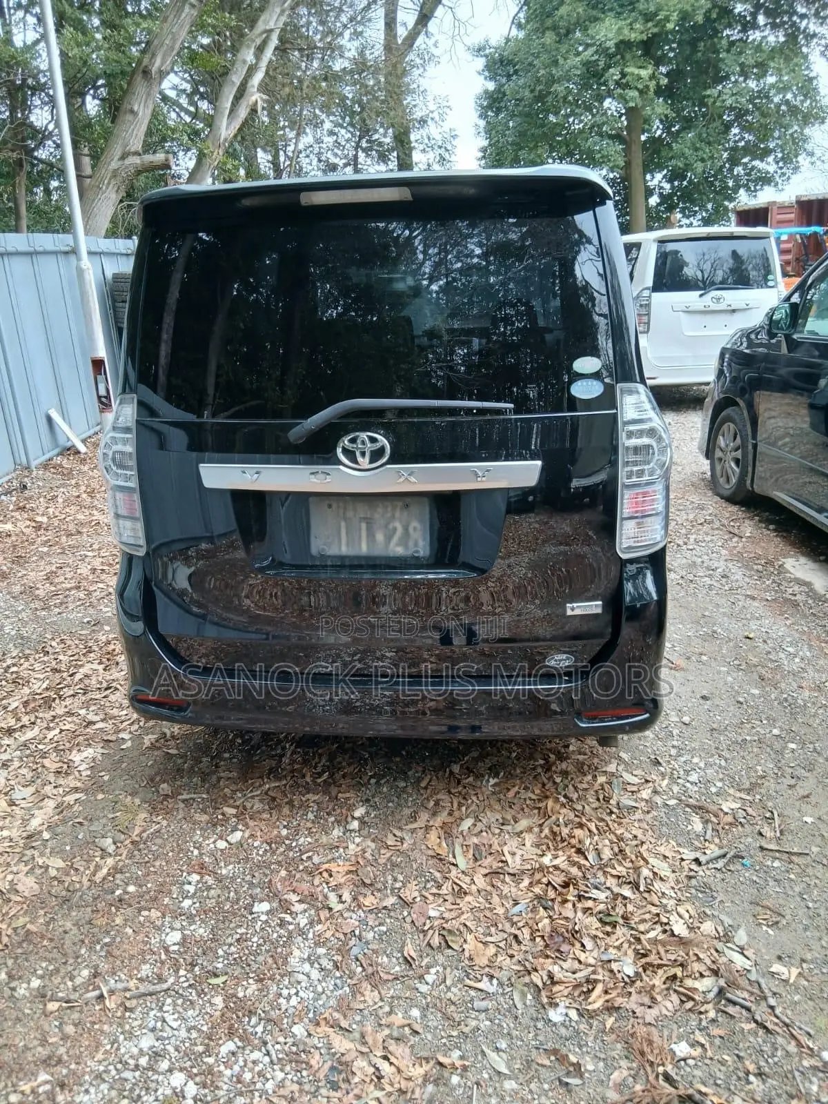 Toyota Voxy V 2WD 8-Seater 2010 White